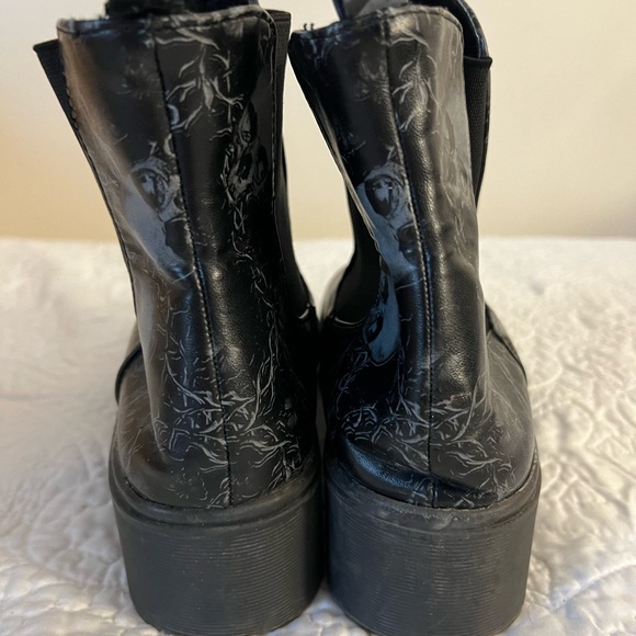 Black platform skull and chain boots. Size 10 - Picture 7 of 11